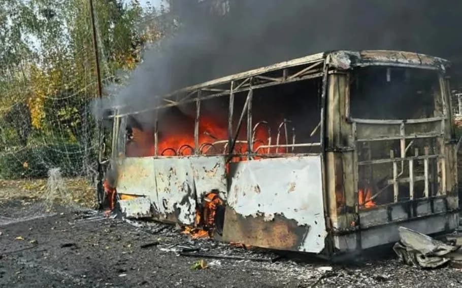 Ataque russo contra ônibus deixa dezenas de mortos na Ucrânia