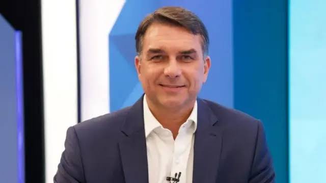 TSE: Flávio é multado e tem que tirar posts que associa Lula a facções