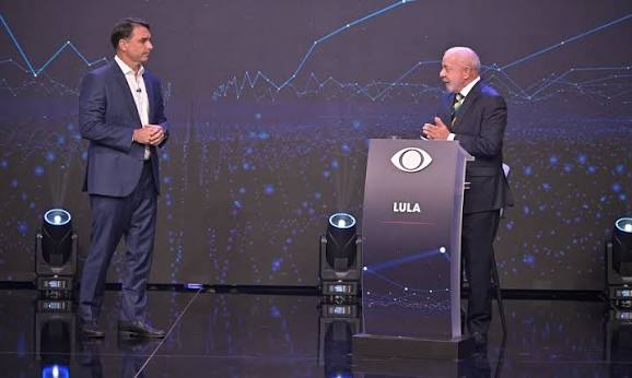 Flávio Bolsonaro aposta em propostas e expõe desgaste do governo Lula no primeiro debate do segundo turno